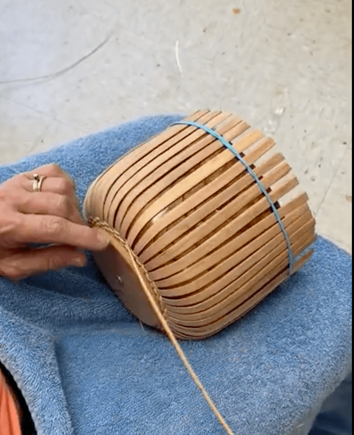 Video - How to Weave with a rubber band
