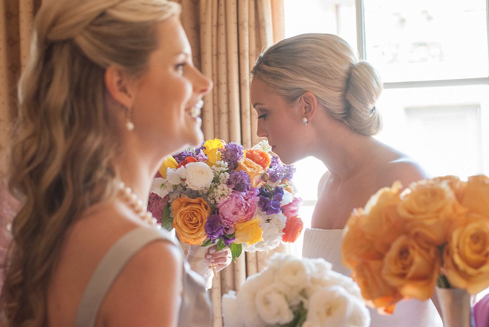 Casa Palmero bride with pearl earrings and  bridal bouquet