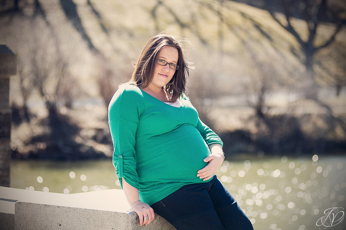 expecting mother in washington park, maternity portrait in washington park, expecting mother and chocolate lab, maternity session washington park, maternity and pet portraits in washington park albany, albany maternity photographer, albany maternity photos