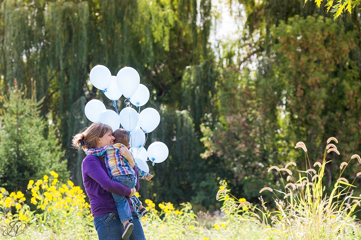 birthday balloons photo session with mom