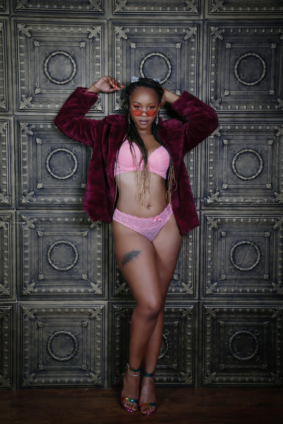 🎁 When You’re Not Sure What Size… Get Her a Boudoir Session! 💋