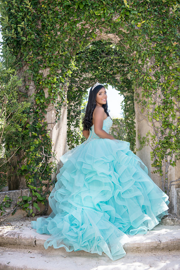 Top 5 Tips for a Perfect Quinceañera Photo Session - Deivis Archbold  Photography