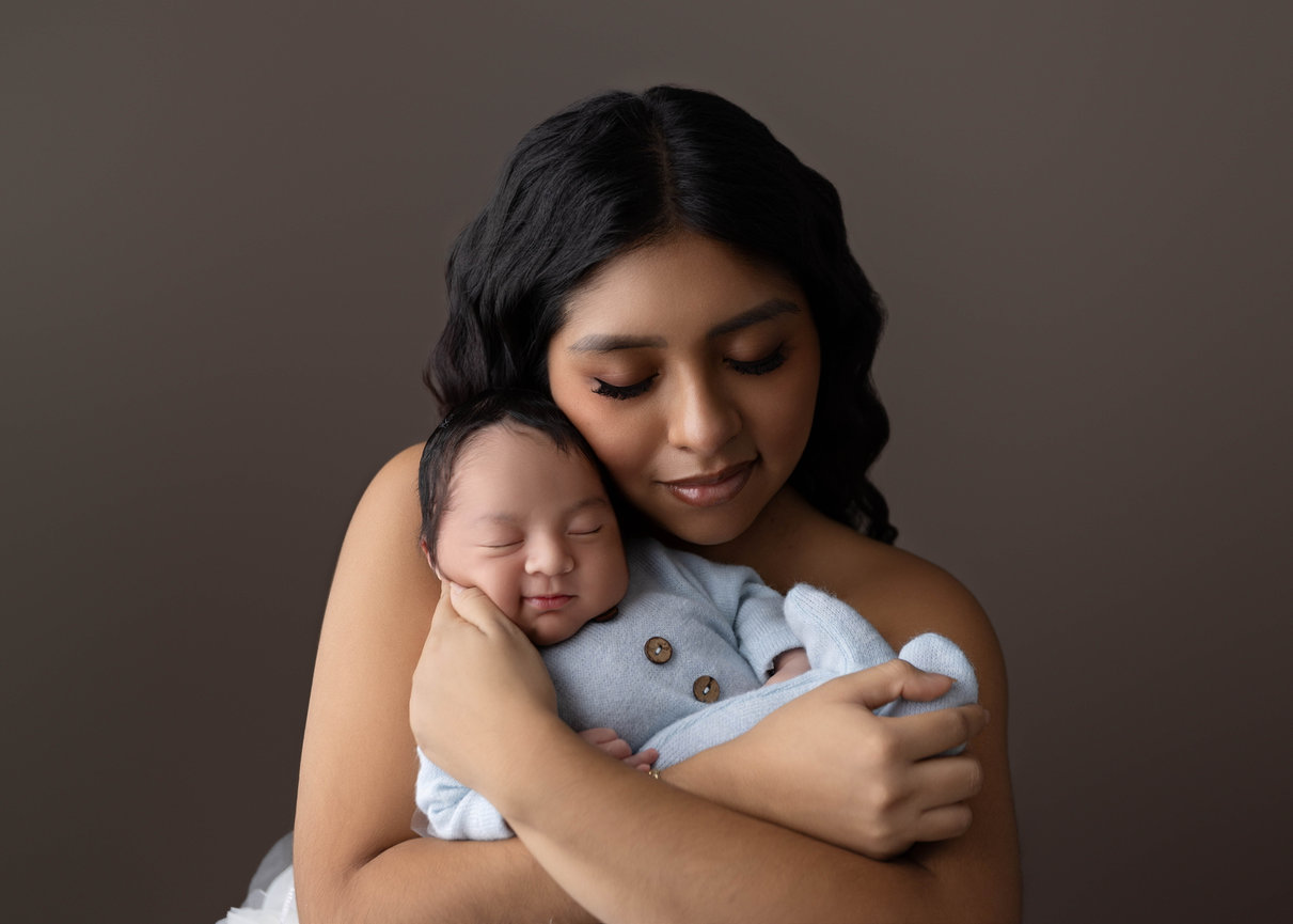Smiling newborn baby with his mom captured by Orlando photographer Andrea Ruff