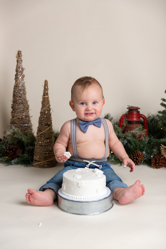 Cake smash photographer, milestone session, child milestone photoshoot, la crosse photographer, onalaska wisconsin photographer, cake smash one year old