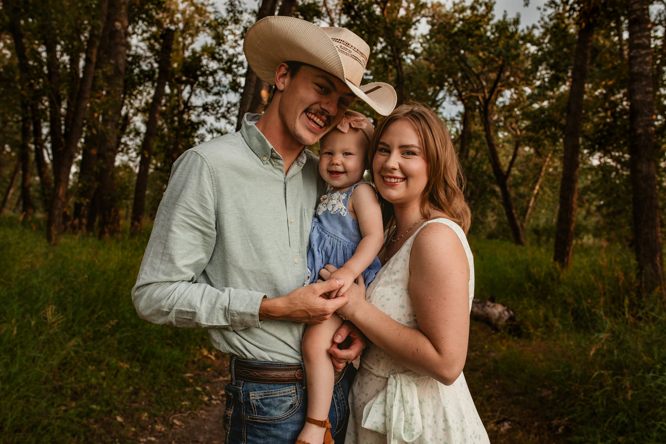 Beautiful outdoor family photo in okotoks and Calgary