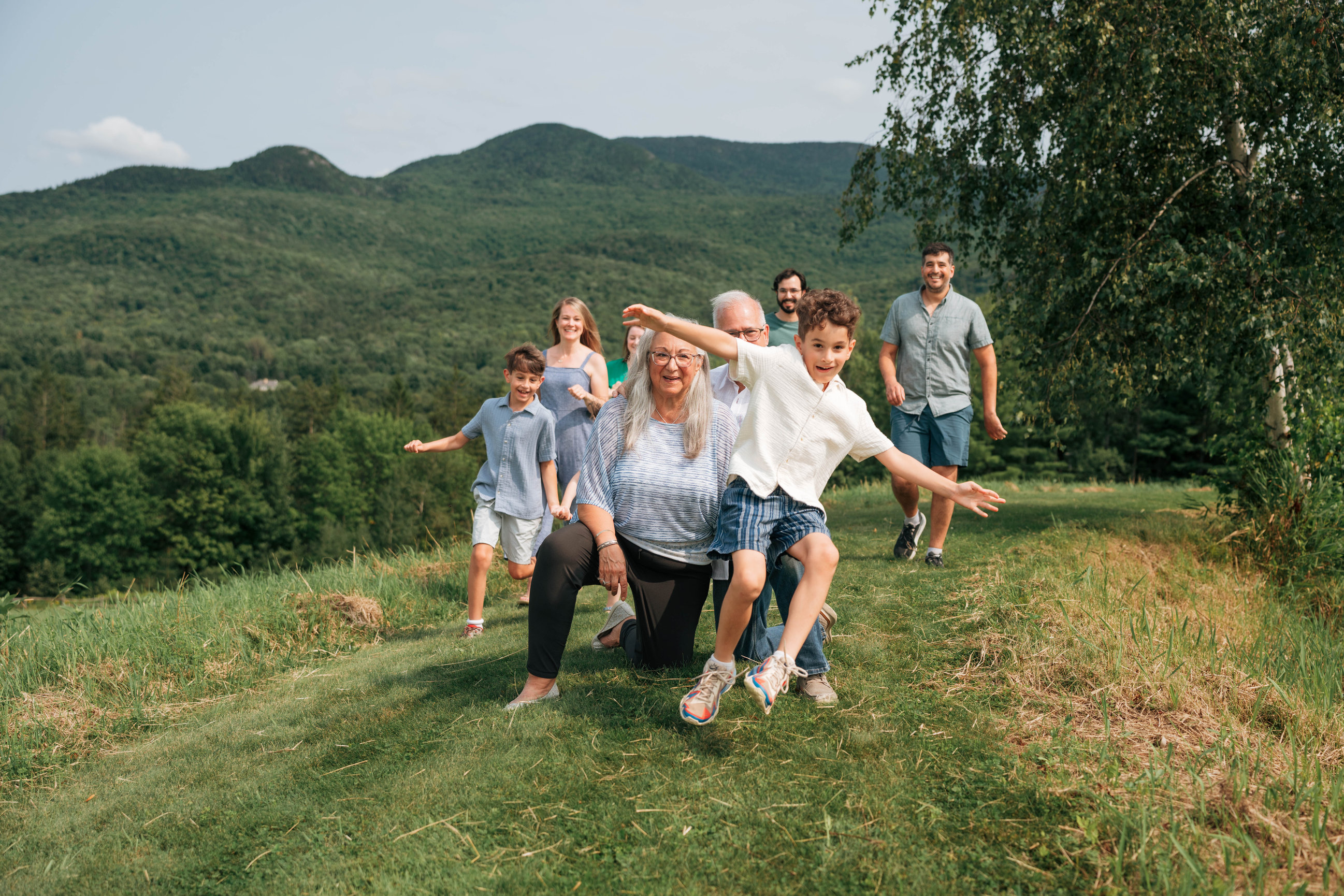 Extended family photo with mountain views in Stowe, Vermont