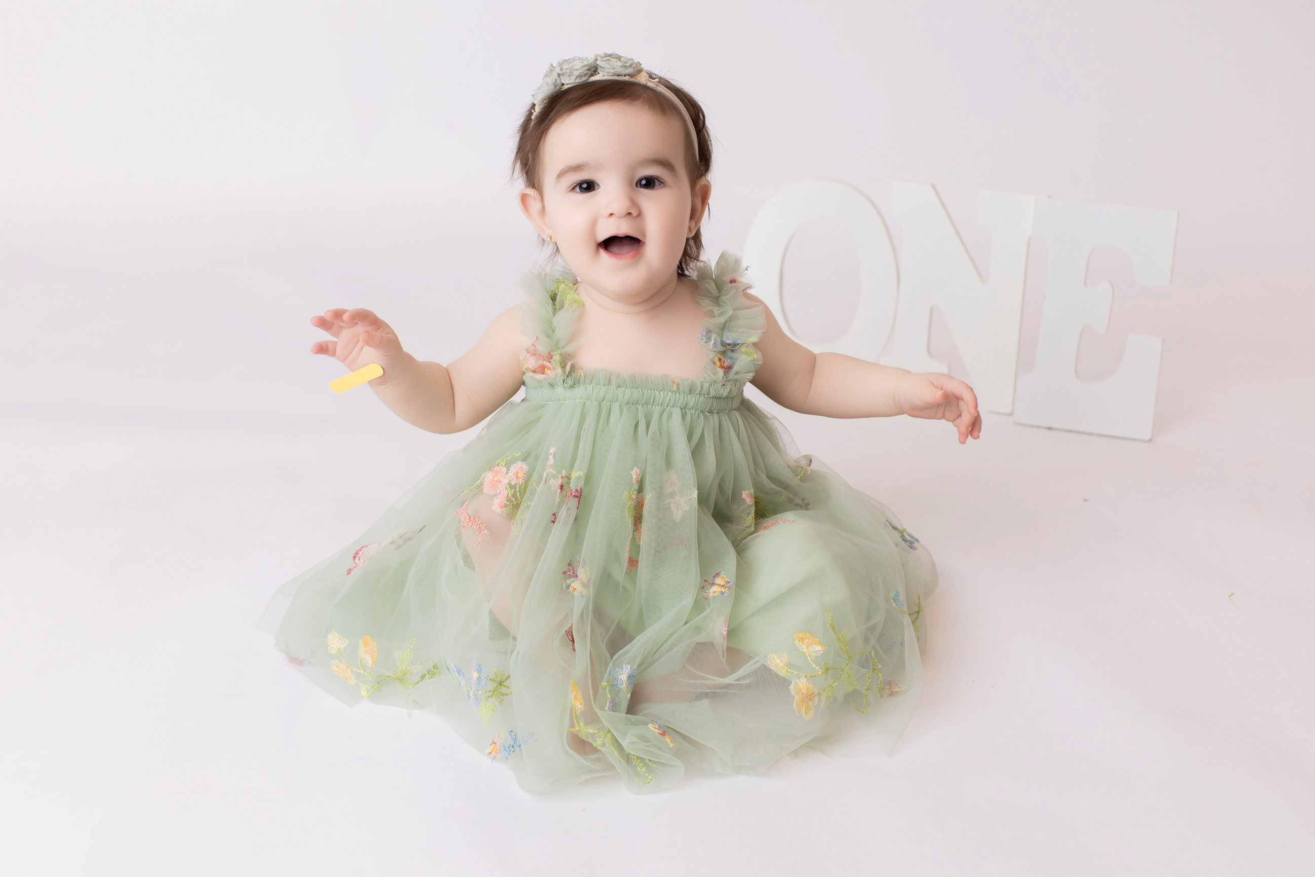 Calgary cake smash photography sage tulle sprinkles and family first birthday session photo 6