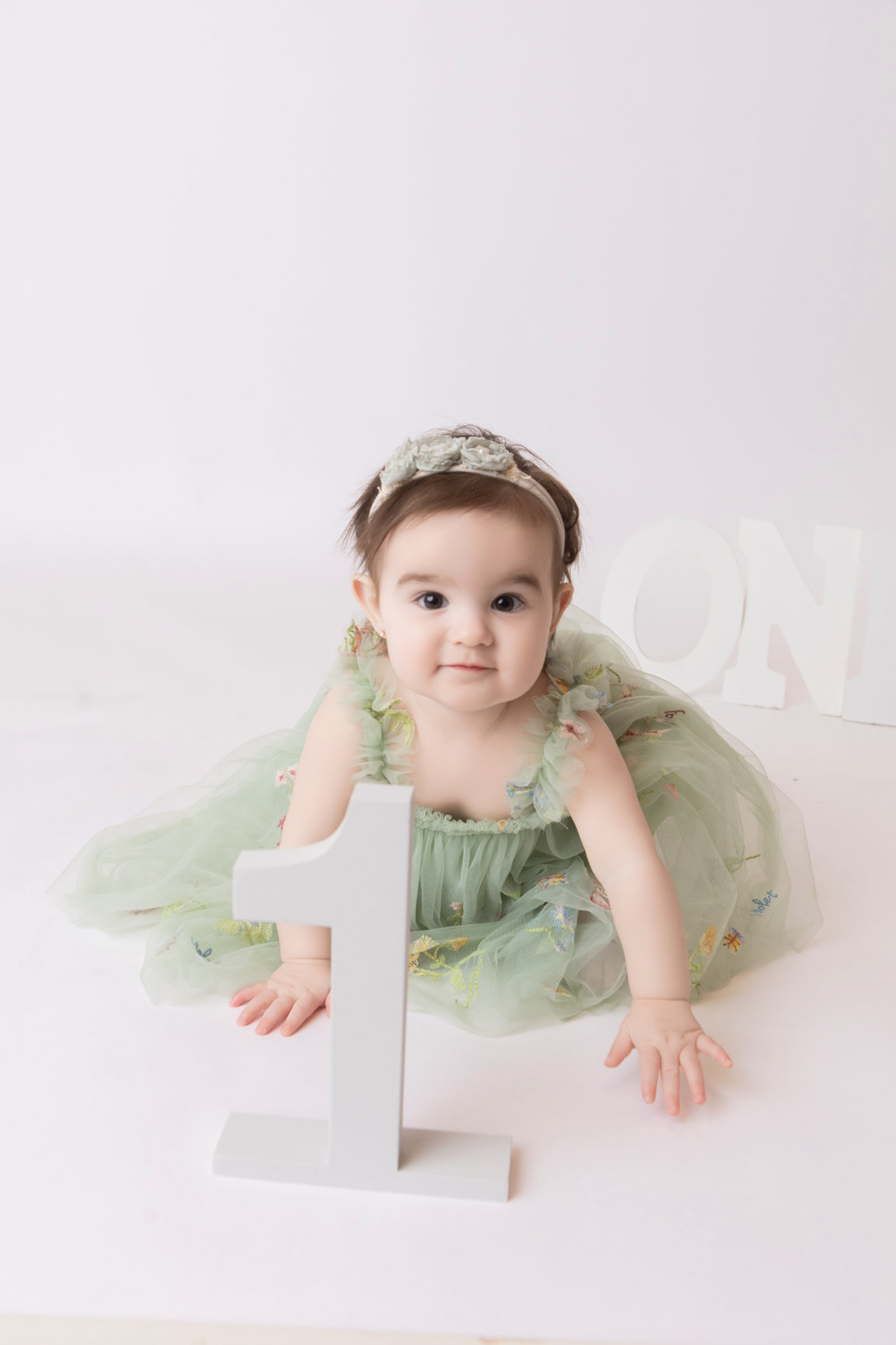 Calgary cake smash photography sage tulle sprinkles and family first birthday session photo 11